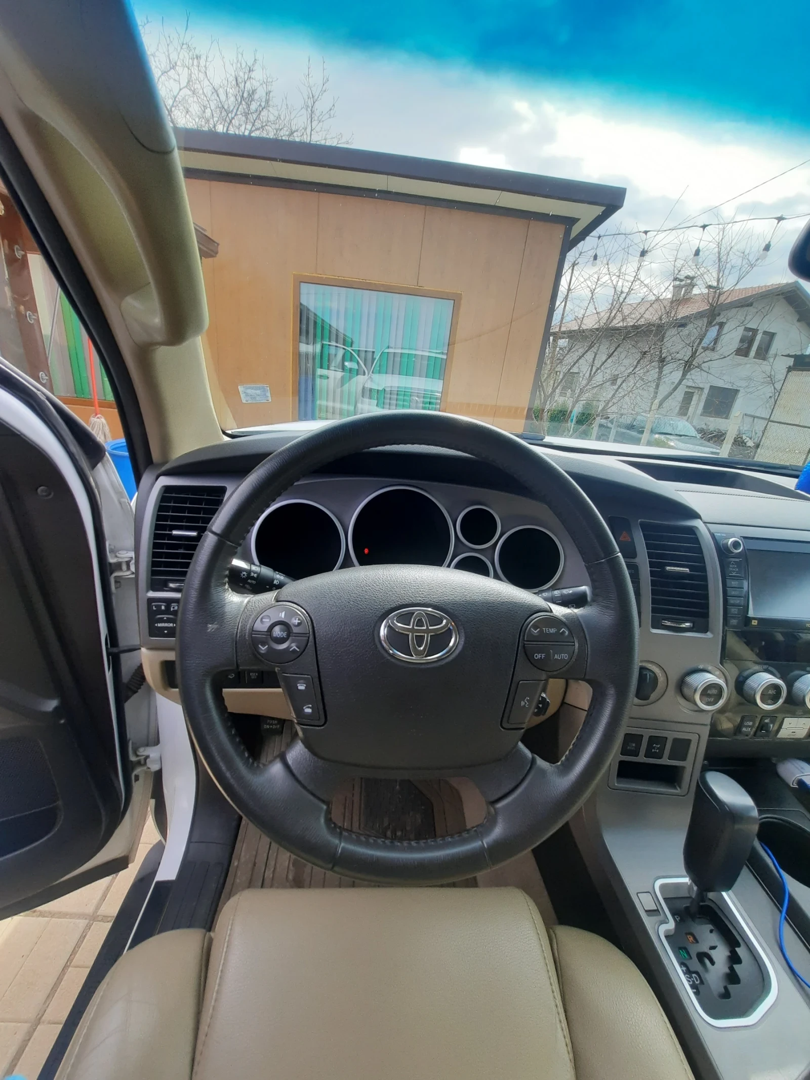 Toyota Sequoia 5.7 - изображение 8