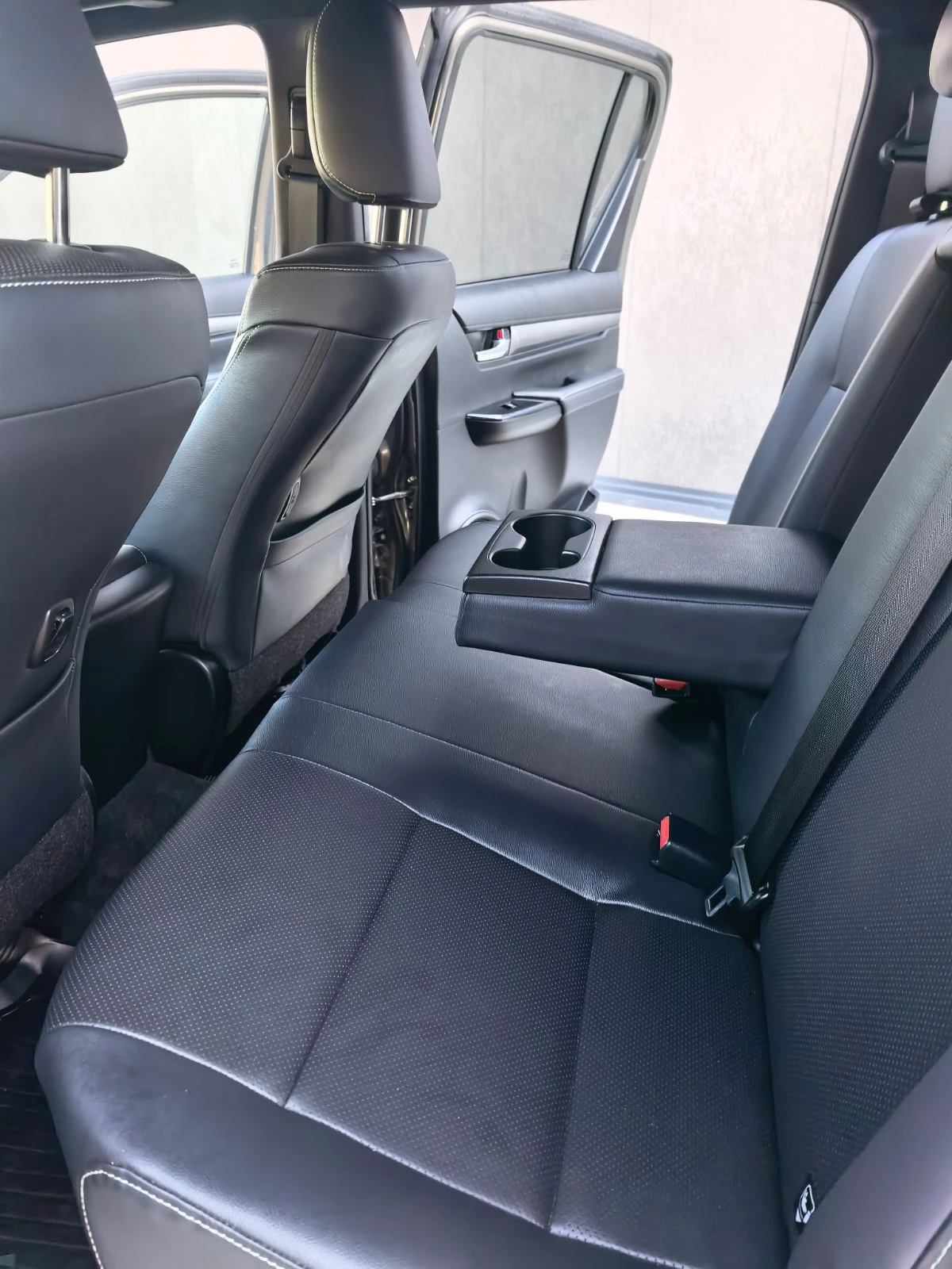 Toyota Hilux Invincible, снимка 12 - Автомобили и джипове - 55904632