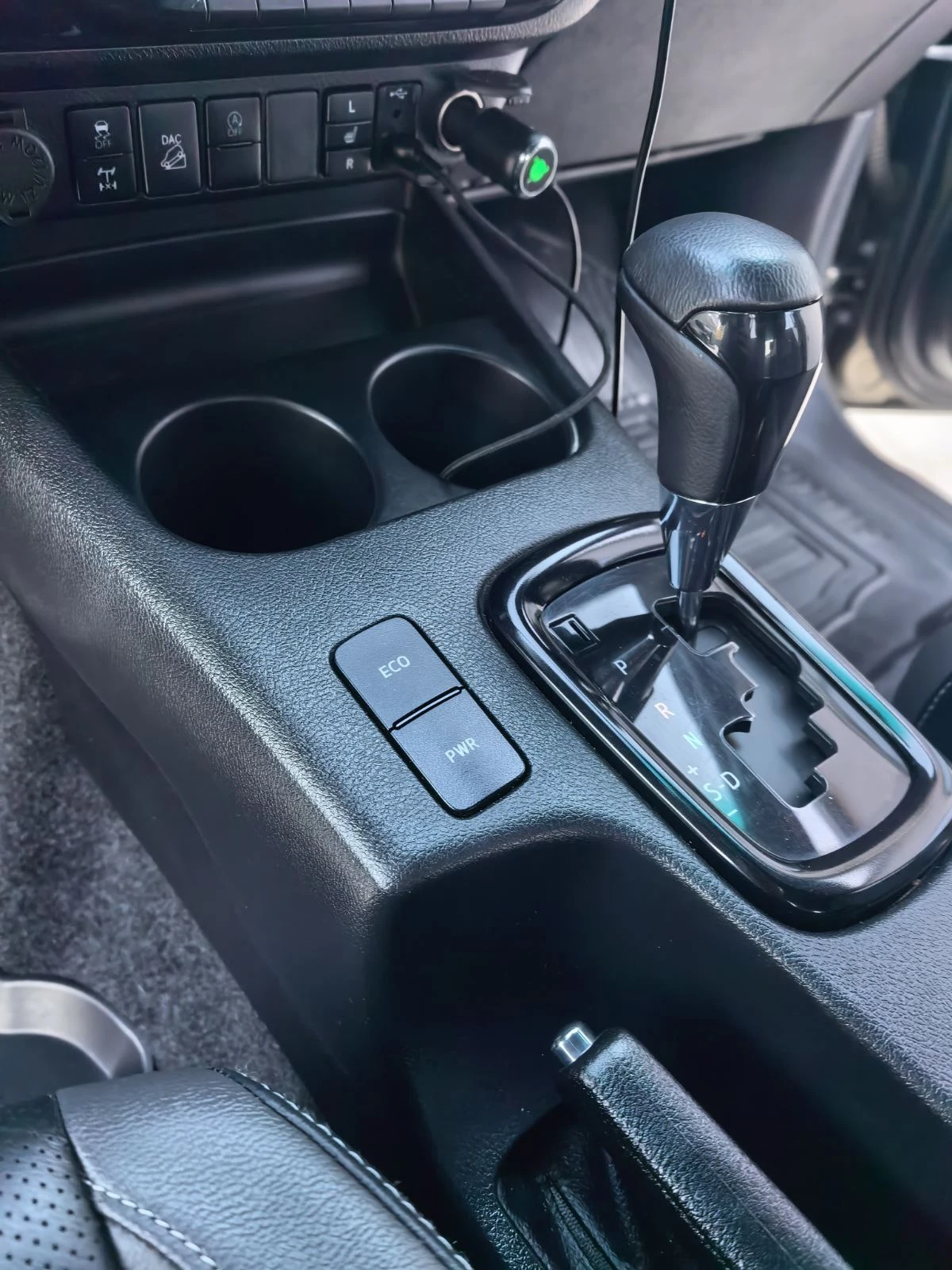 Toyota Hilux Invincible, снимка 10 - Автомобили и джипове - 55904632