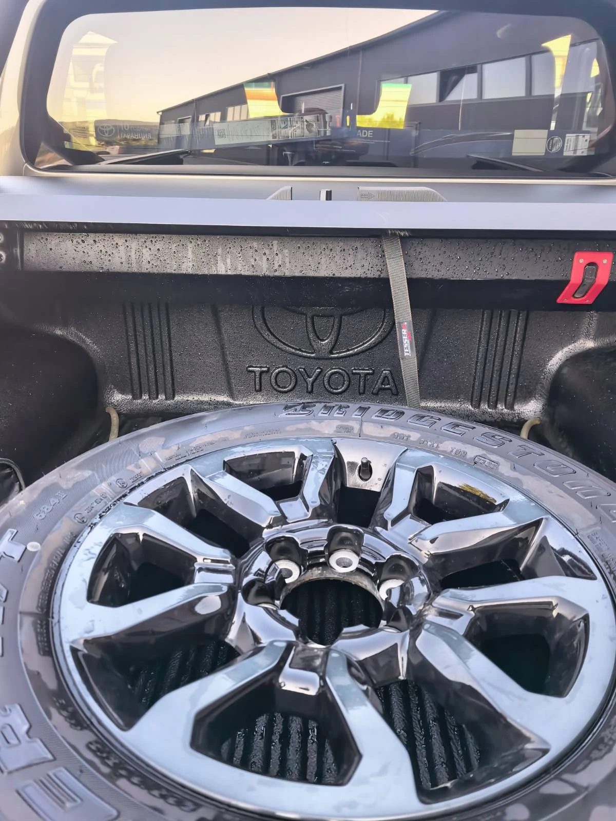 Toyota Hilux Invincible, снимка 13 - Автомобили и джипове - 55904632
