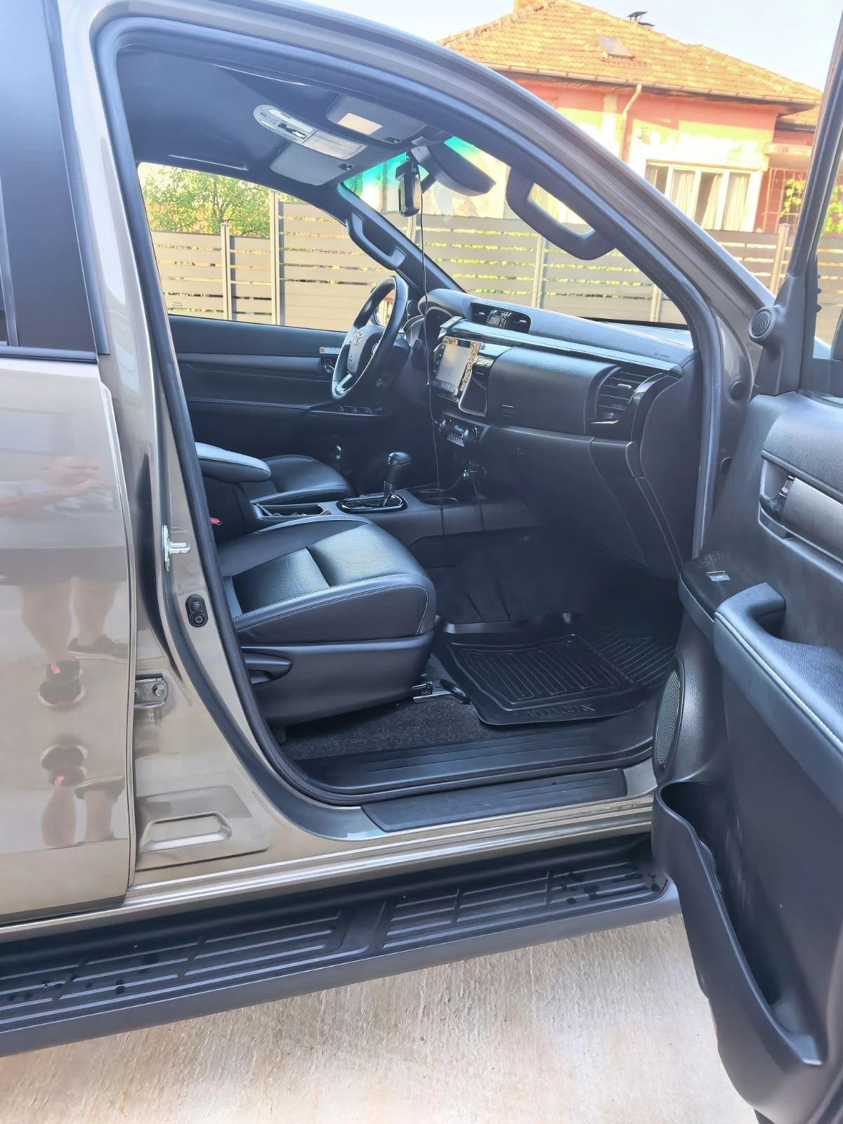 Toyota Hilux Invincible, снимка 11 - Автомобили и джипове - 55904632