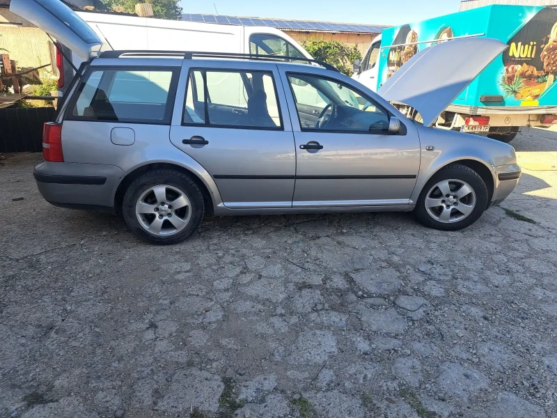 VW Golf Комби, снимка 3 - Автомобили и джипове - 47342430