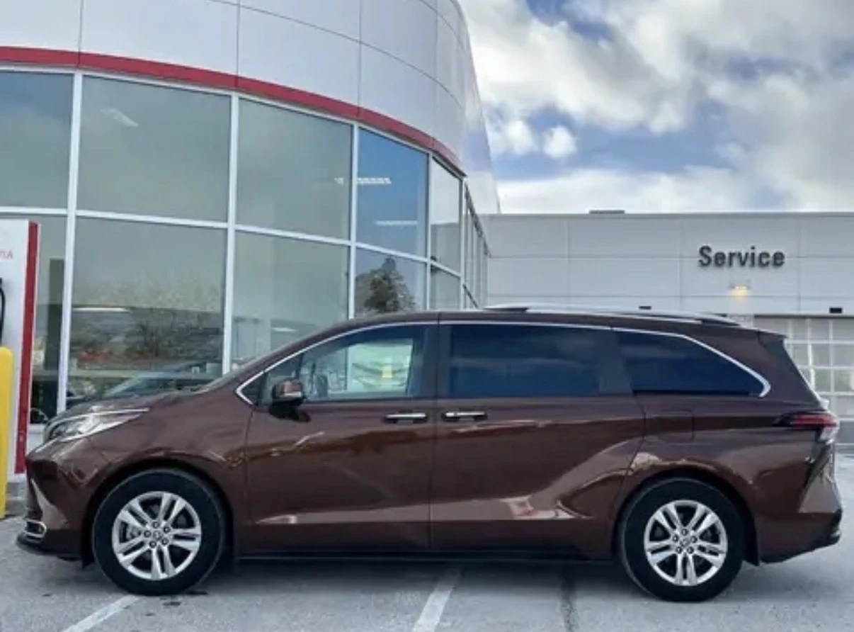 Toyota Sienna Hybrid Limited* AWD* 34162KM* 360Кам* Без Инцидент, снимка 3 - Автомобили и джипове - 53972386