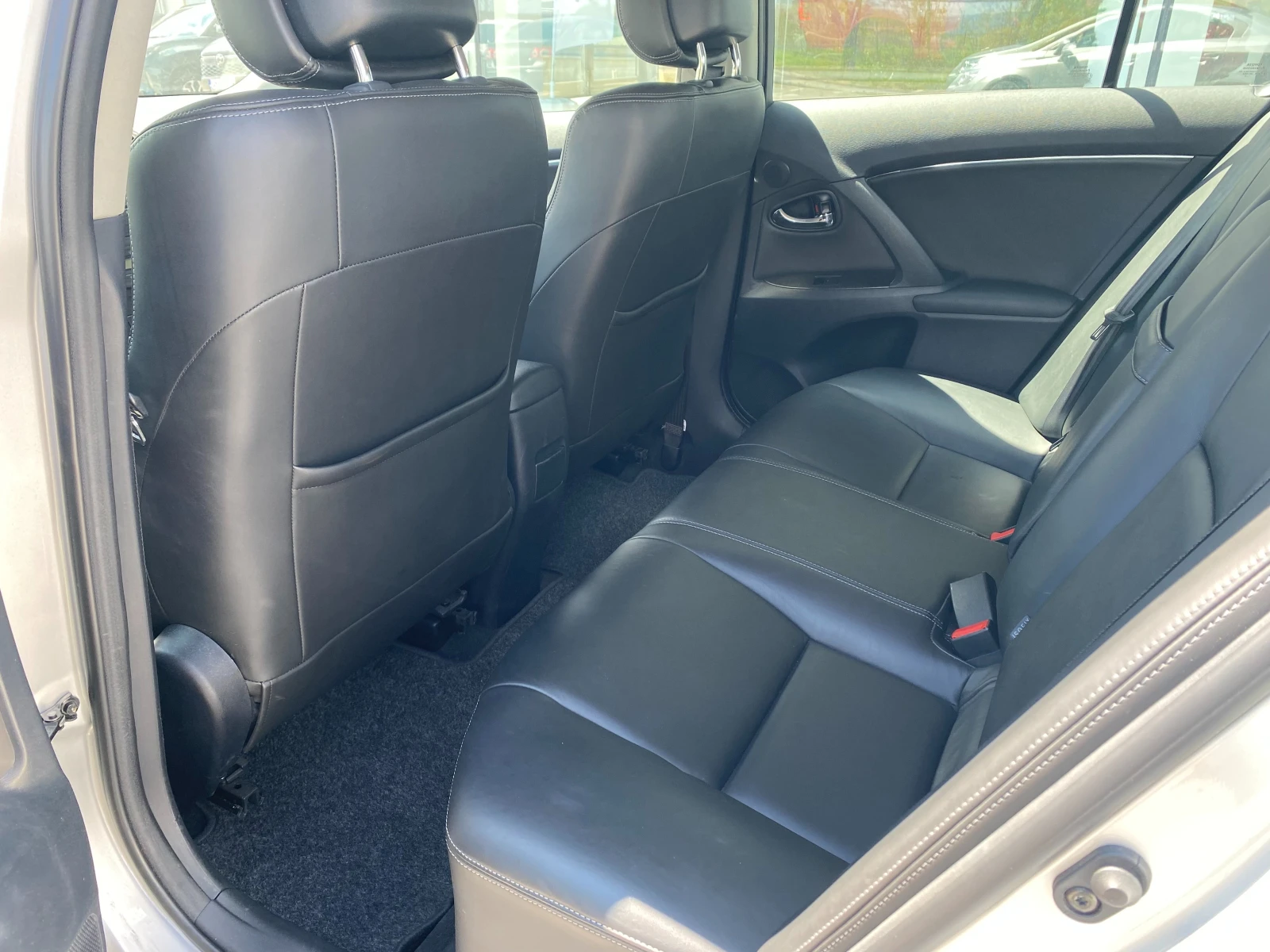 Toyota Avensis 1.8 AT Executive, снимка 13 - Автомобили и джипове - 54293340