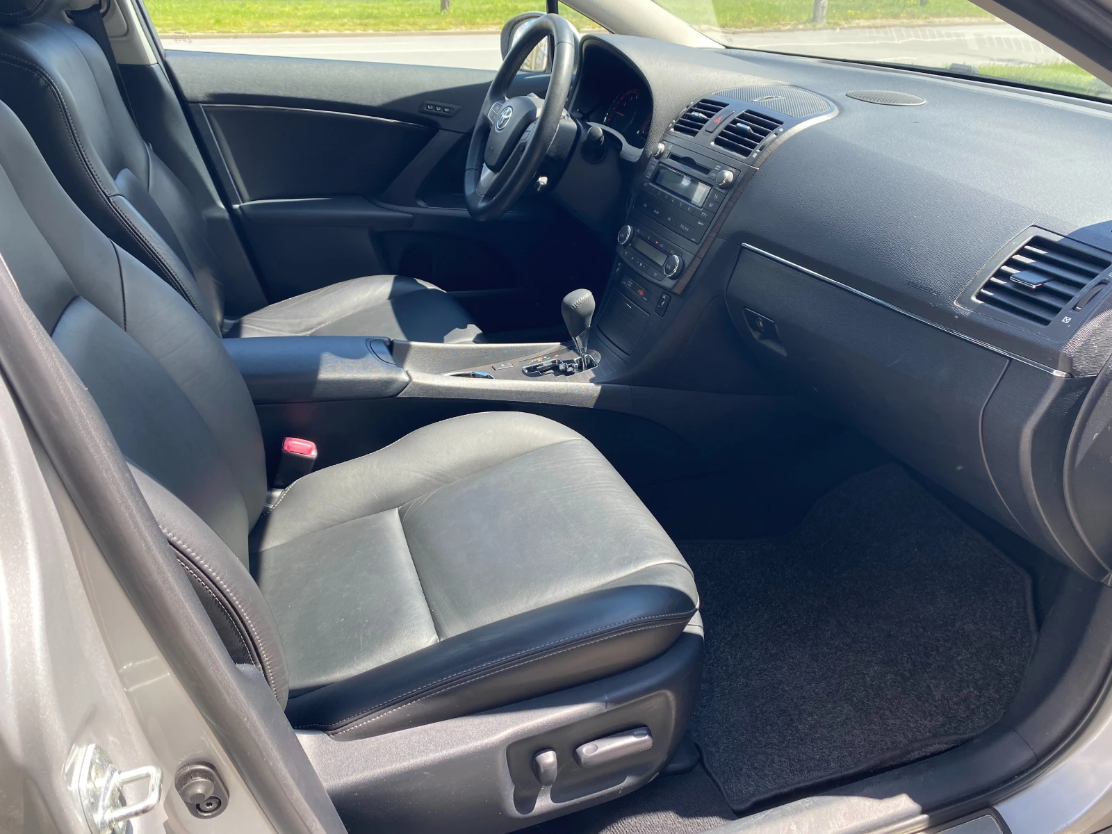 Toyota Avensis 1.8 AT Executive, снимка 12 - Автомобили и джипове - 54293340