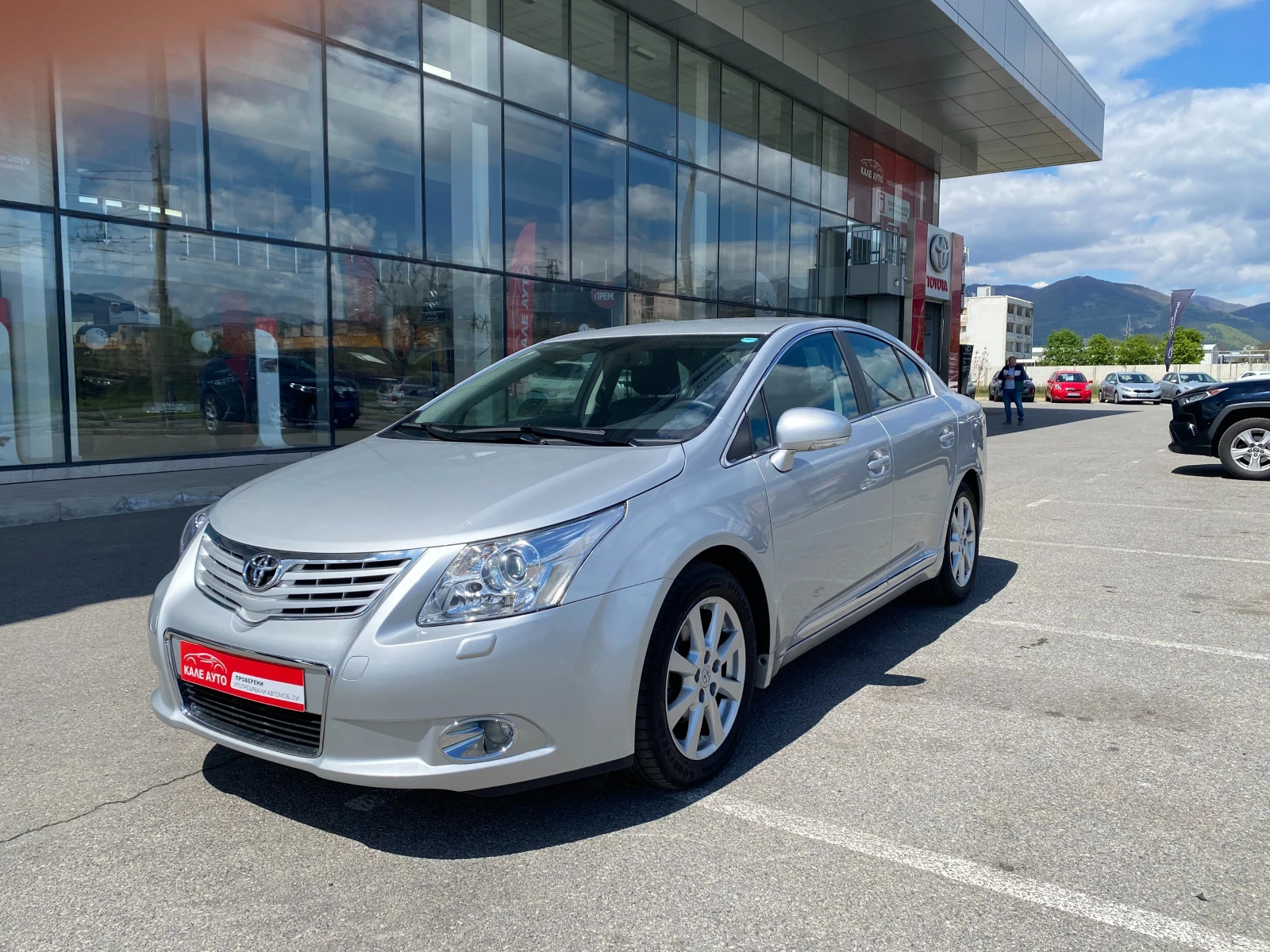 Toyota Avensis 1.8 AT Executive, снимка 3 - Автомобили и джипове - 54293340