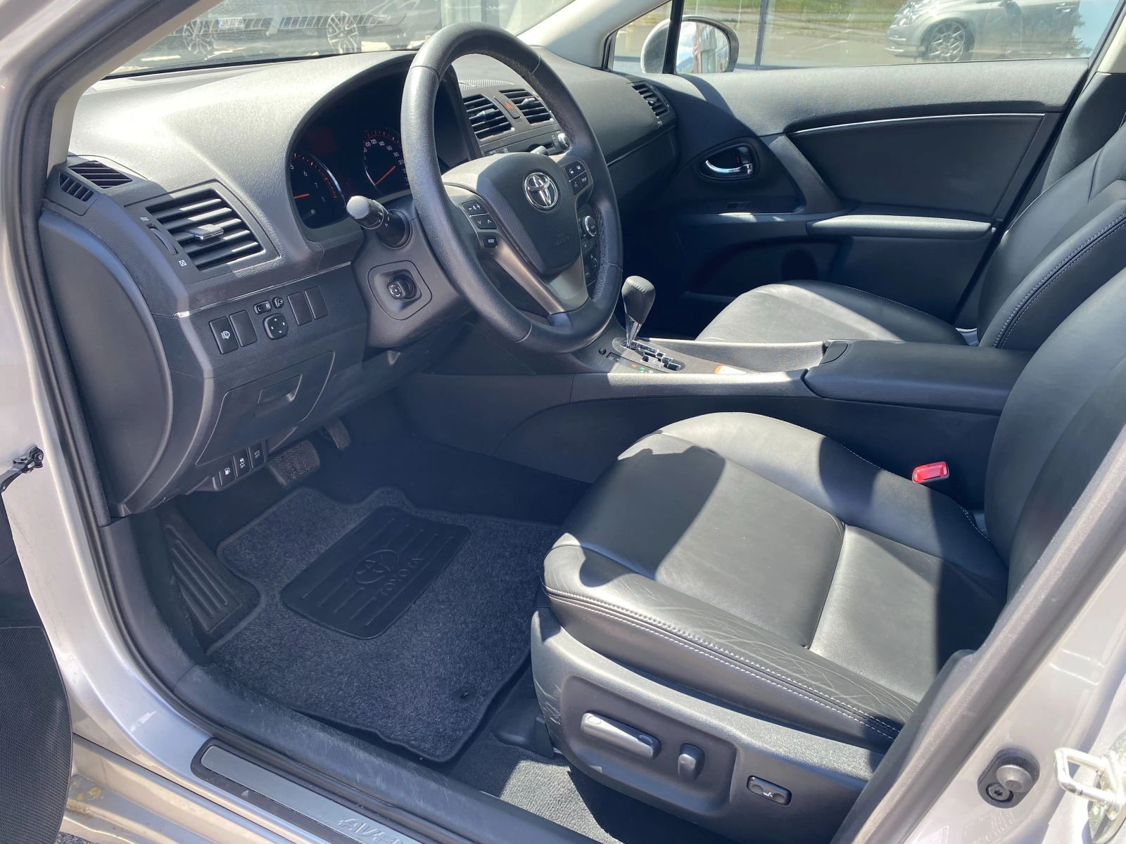 Toyota Avensis 1.8 AT Executive, снимка 14 - Автомобили и джипове - 54293340