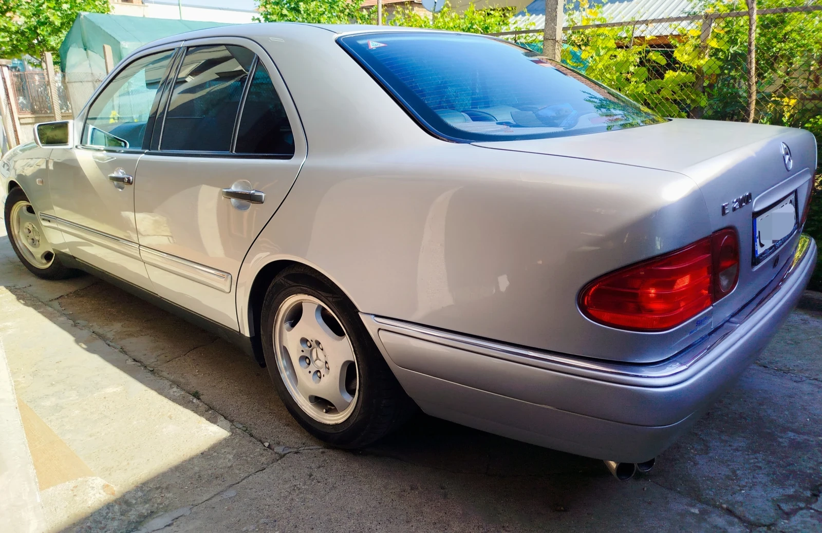 Mercedes-Benz E 200