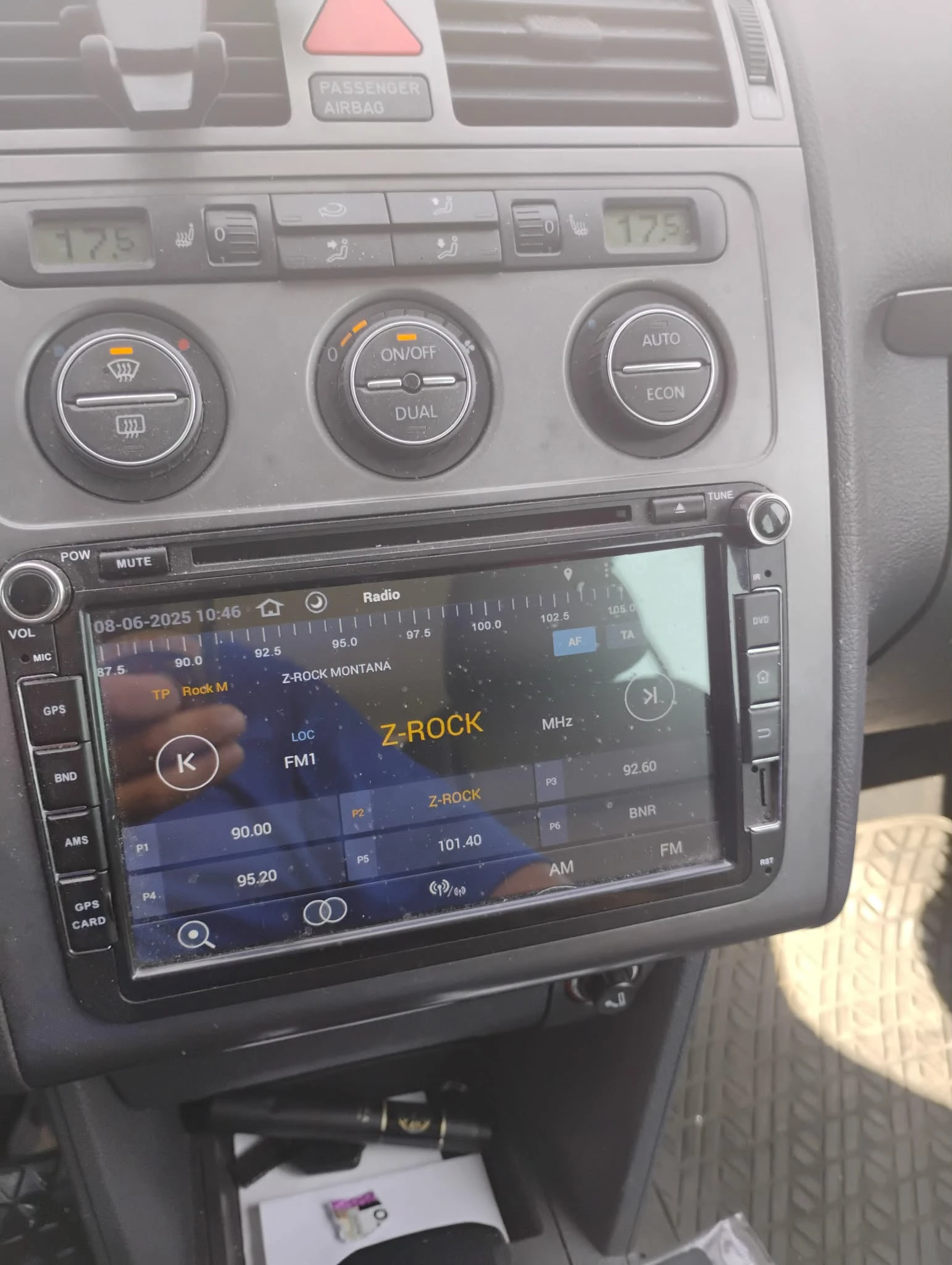 VW Touran 2.0 TDI 140, снимка 12 - Автомобили и джипове - 55017199