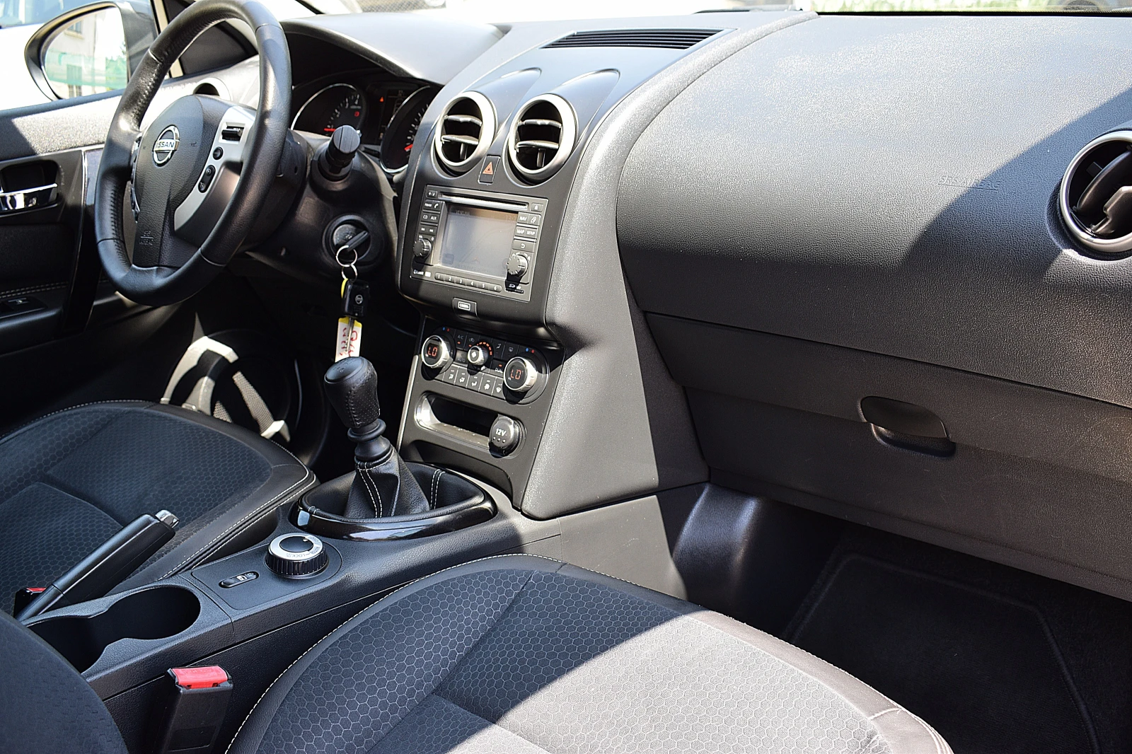 Nissan Qashqai 2.0ШВЕЙЦАРИЯ/4х4/ПОЛУКОЖА/НАВИ/360 гр.КАМЕРА, снимка 14 - Автомобили и джипове - 55105820