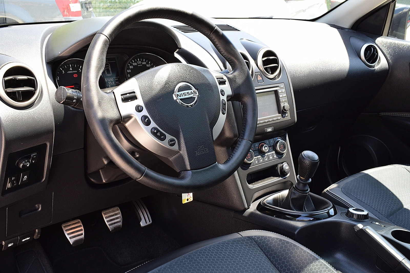 Nissan Qashqai 2.0ШВЕЙЦАРИЯ/4х4/ПОЛУКОЖА/НАВИ/360 гр.КАМЕРА, снимка 6 - Автомобили и джипове - 55105820