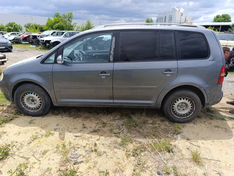 VW Touran 2.0TDI 16V, снимка 4 - Автомобили и джипове - 50485149