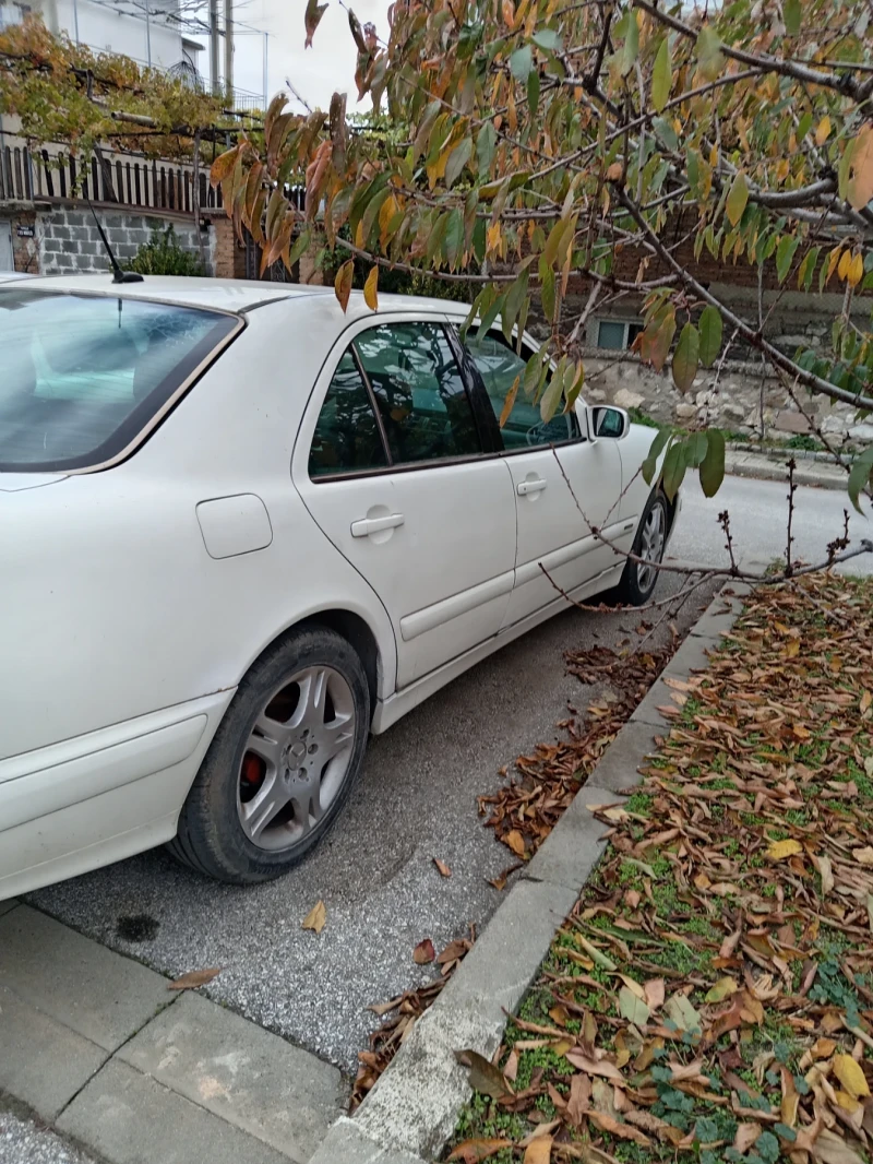 Mercedes-Benz E 200, снимка 4 - Автомобили и джипове - 52855850
