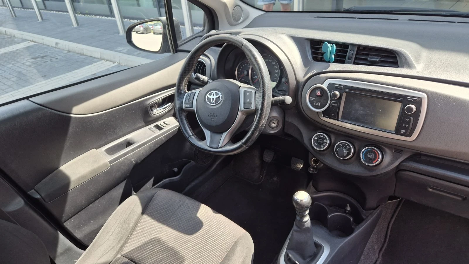 Toyota Yaris 1.5, снимка 9 - Автомобили и джипове - 56172412