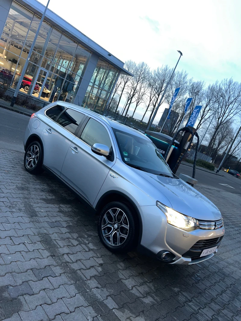 Mitsubishi Outlander, снимка 3 - Автомобили и джипове - 53289613