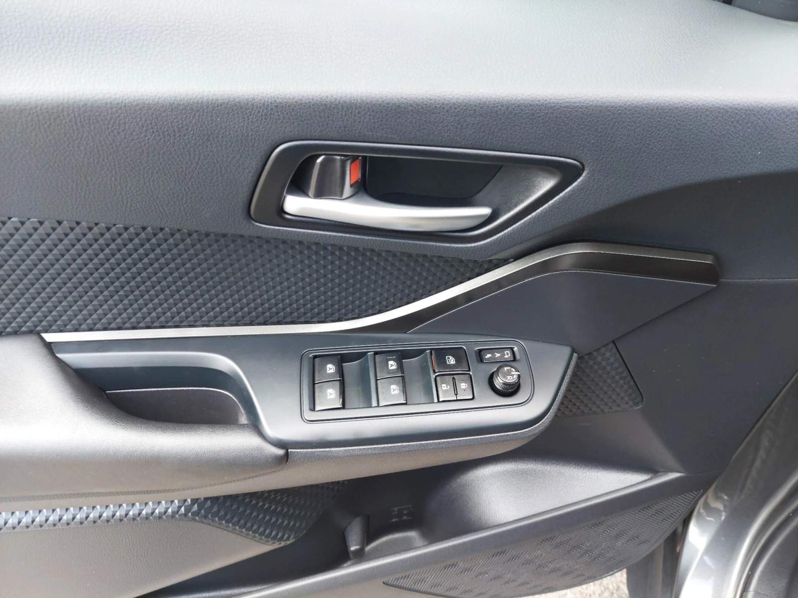 Toyota C-HR 1, 8i HYBRID 29000km!!! | Mobile.bg   15