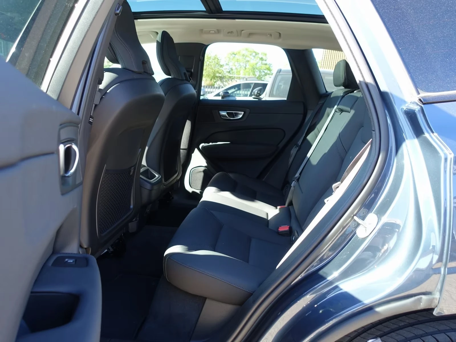 Volvo XC60 NEW 2026 B5 AWD Plus Dark, снимка 13 - Автомобили и джипове - 55569882