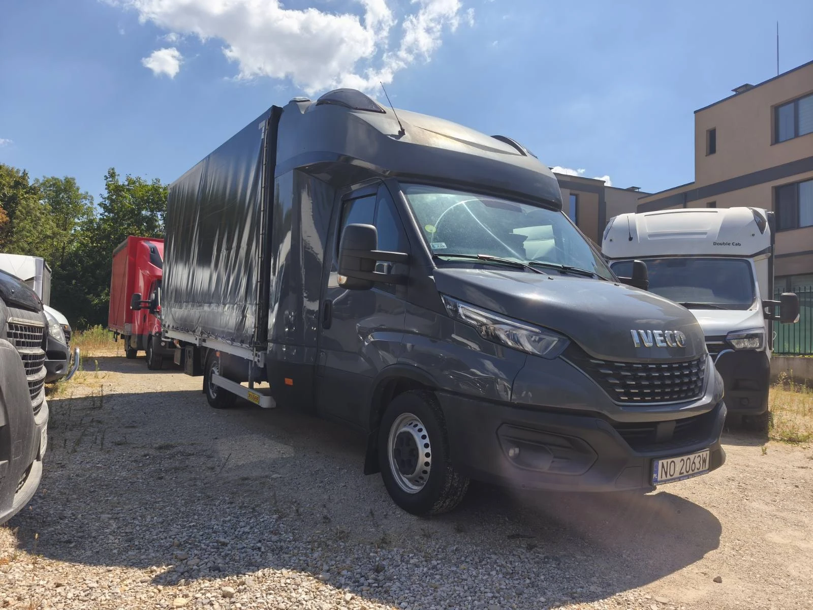 Iveco Daily АВТОМАТ//ДВОЙНА КАБИНА//ЛЕД//ЛИЗИНГ//ПАДАЩ БОРД /, снимка 3 - Бусове и автобуси - 55577519