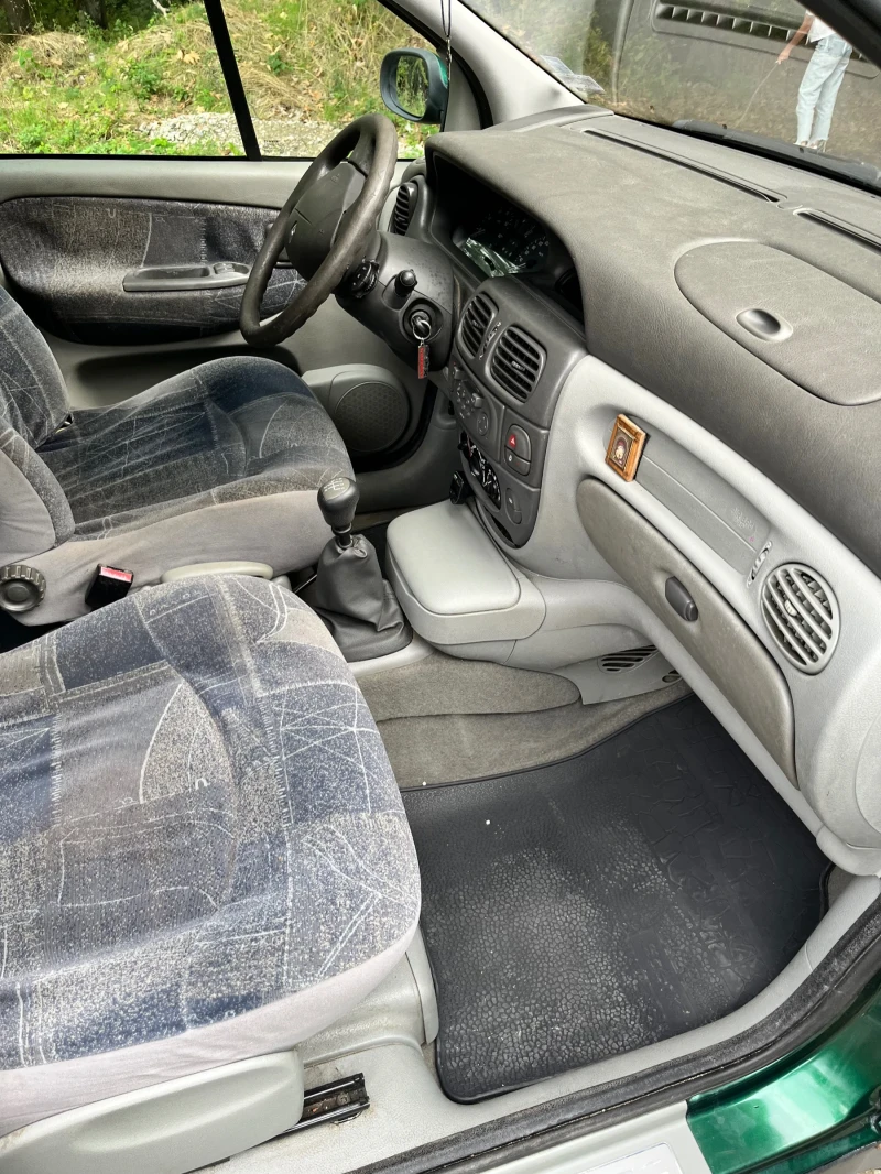 Renault Scenic 1.9 dCi, снимка 12 - Автомобили и джипове - 47240152