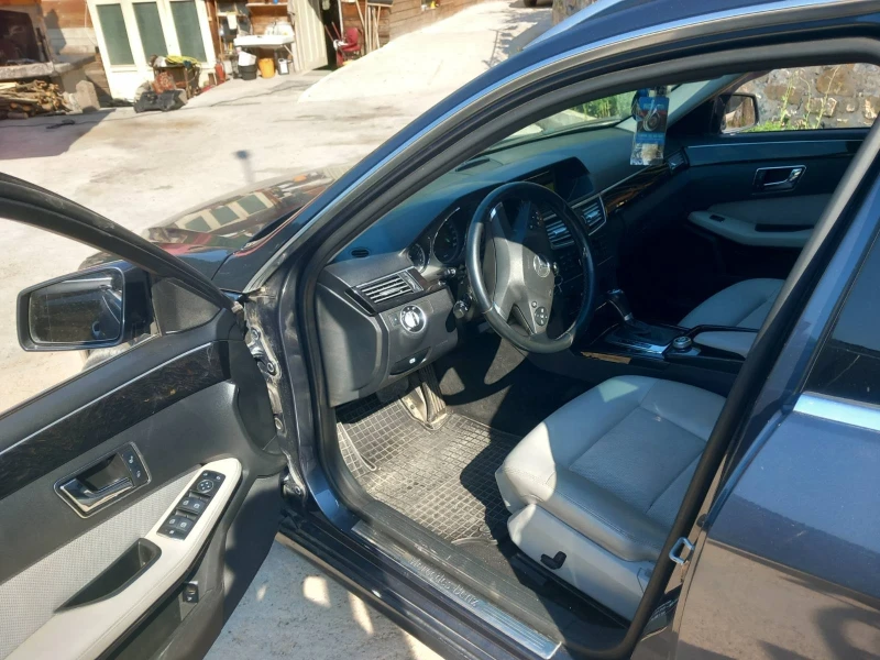 Mercedes-Benz E 220 комби, снимка 6 - Автомобили и джипове - 51126443
