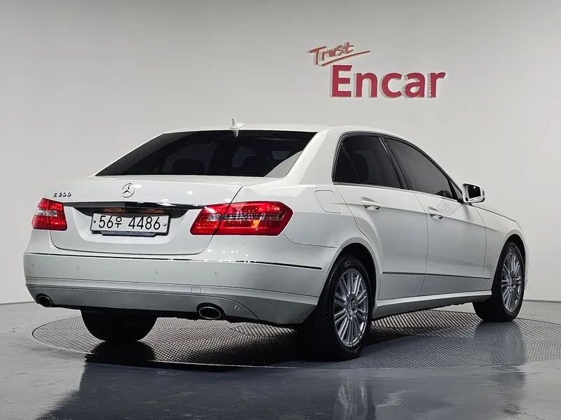 Mercedes-Benz E 300 Elegance, снимка 2 - Автомобили и джипове - 53811708