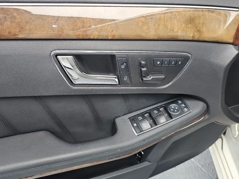 Mercedes-Benz E 300 Elegance, снимка 17 - Автомобили и джипове - 53811708