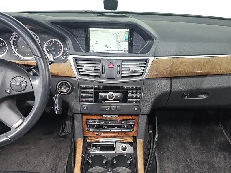 Mercedes-Benz E 300 Elegance, снимка 15 - Автомобили и джипове - 53811708