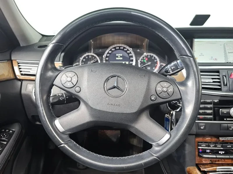 Mercedes-Benz E 300 Elegance, снимка 13 - Автомобили и джипове - 53811708