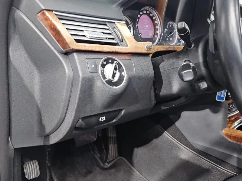 Mercedes-Benz E 300 Elegance, снимка 14 - Автомобили и джипове - 53811708