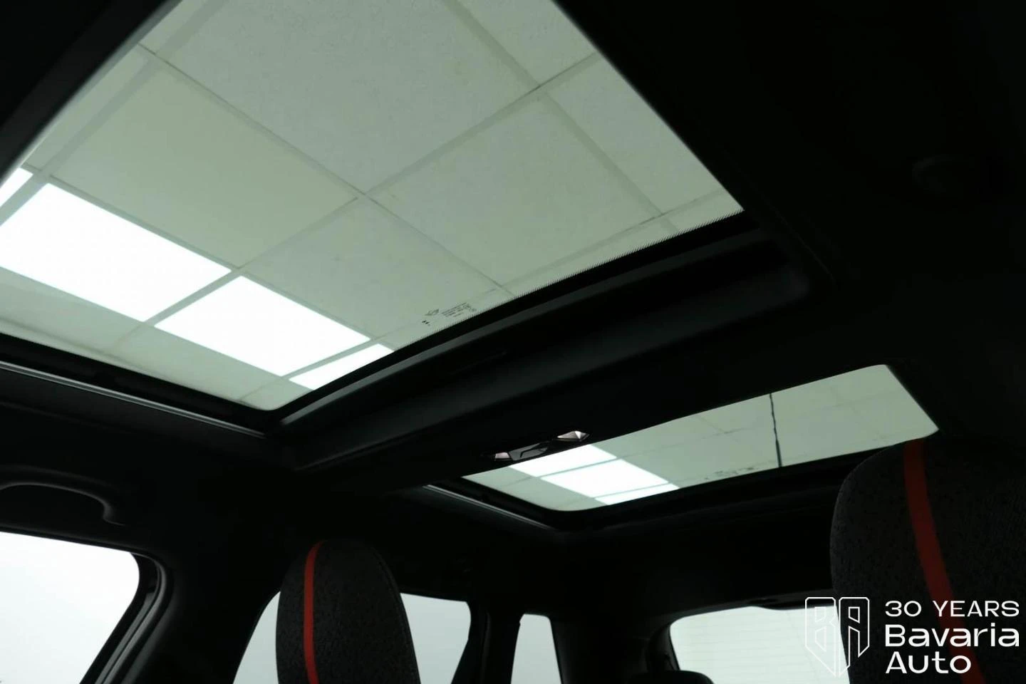 Mini Cooper C 1, 5 Steptronic Favoured Trim - изображение 9