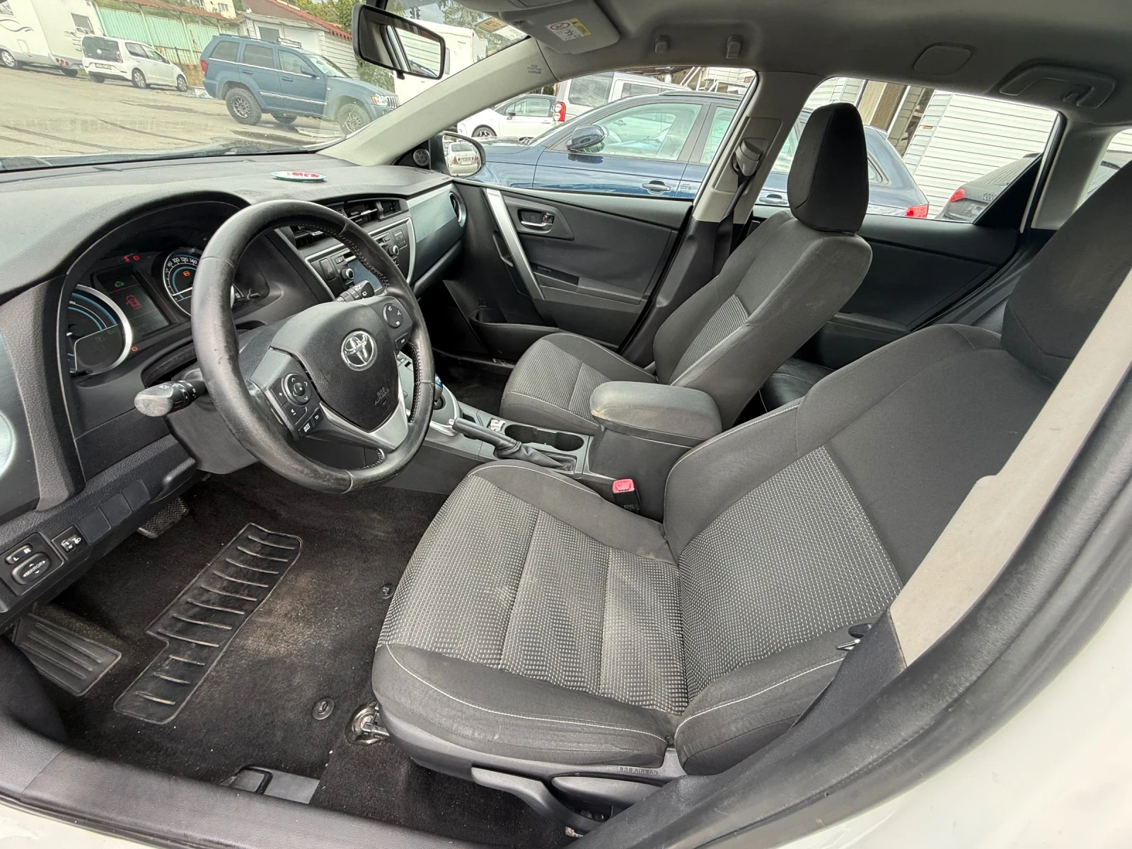 Toyota Auris HYBRID, снимка 7 - Автомобили и джипове - 56233660