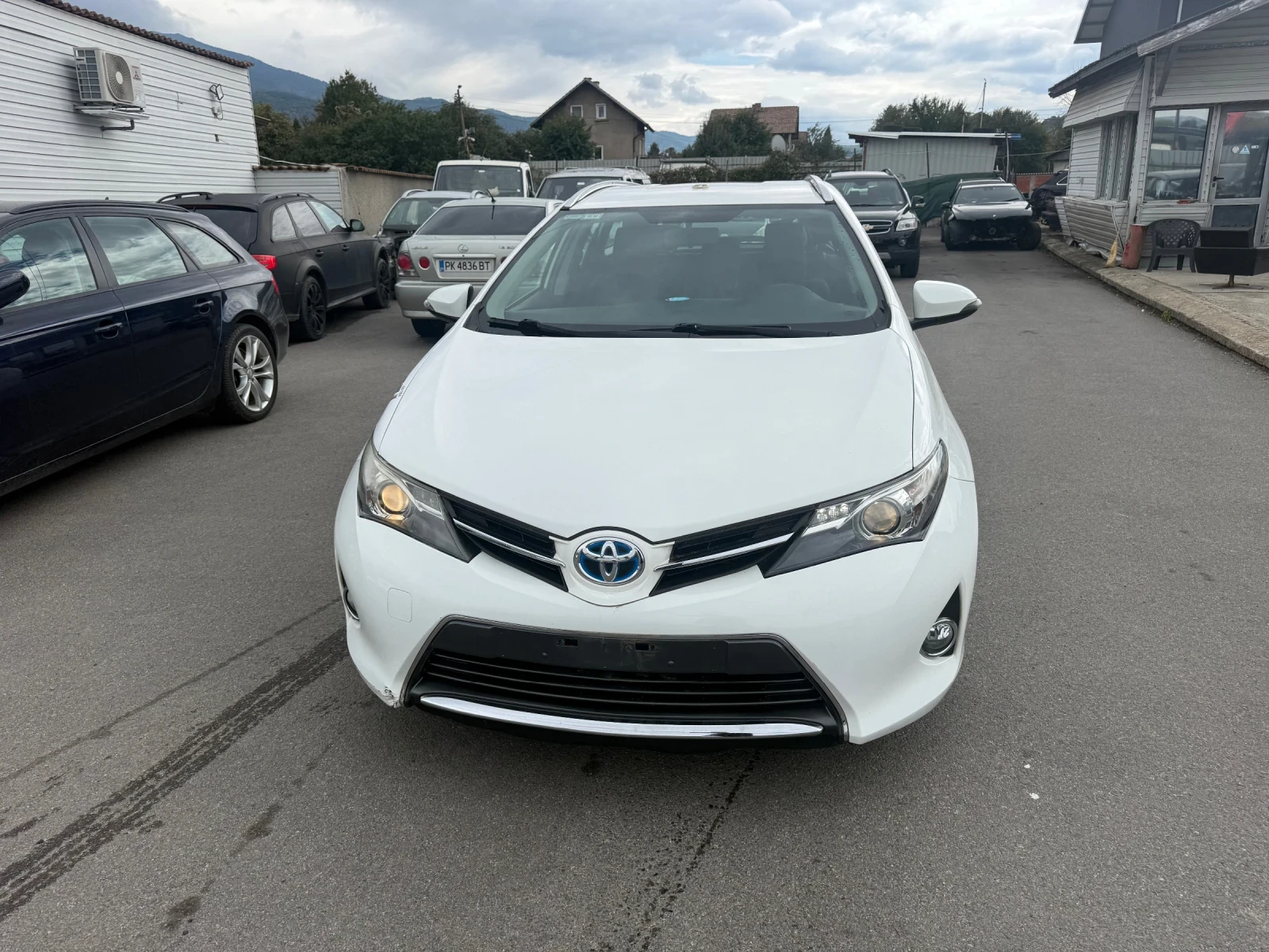Toyota Auris HYBRID, снимка 2 - Автомобили и джипове - 56233660