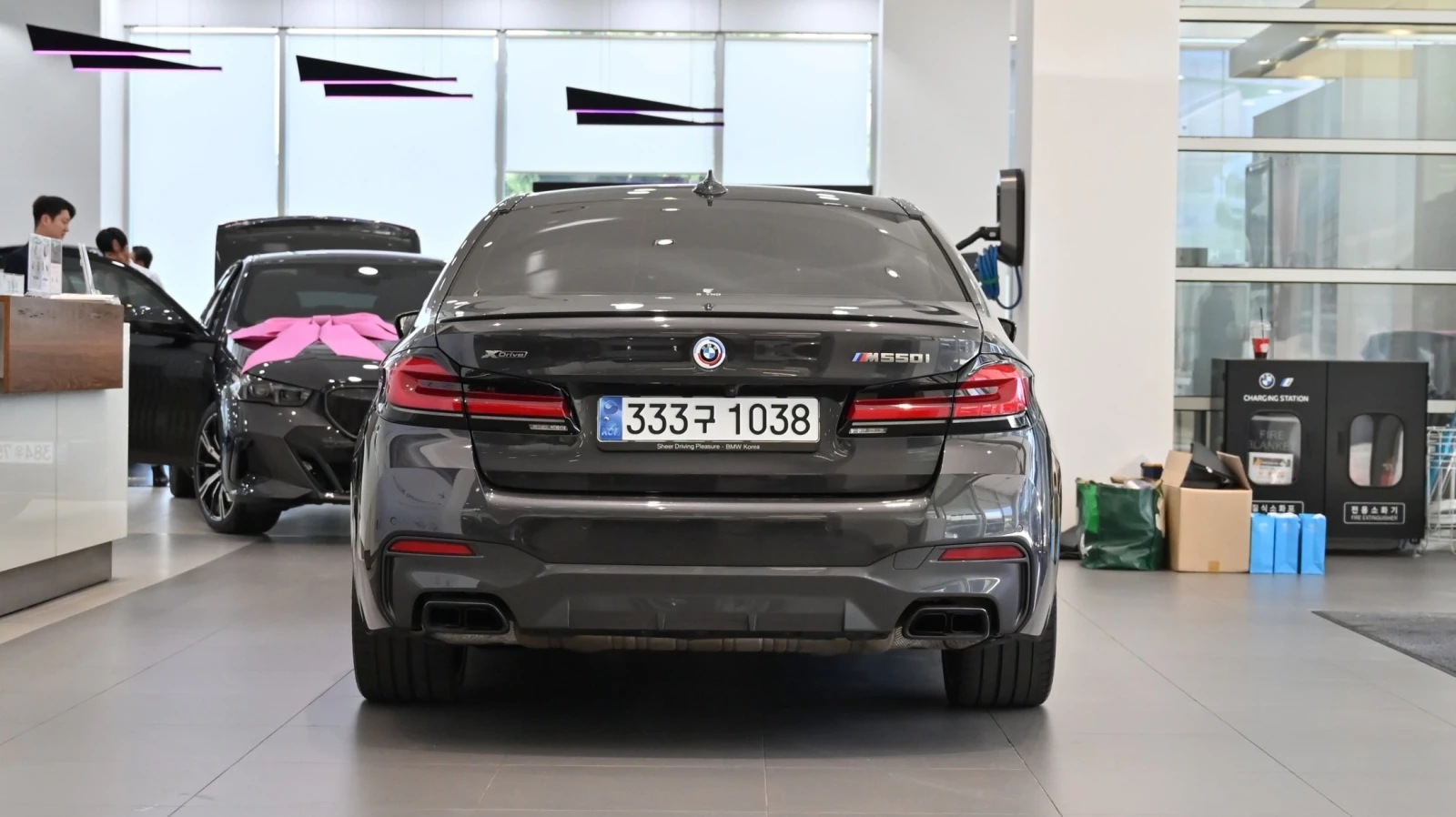 BMW 550 2023 M550 Xdrive* FULL MAXX, снимка 4 - Автомобили и джипове - 56310602