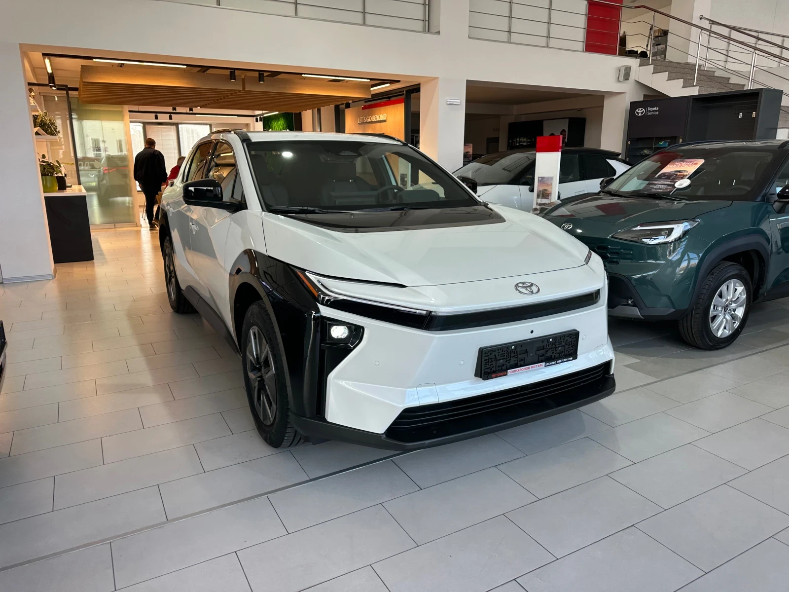 Toyota bZ4X Executive, снимка 6 - Автомобили и джипове - 56642144