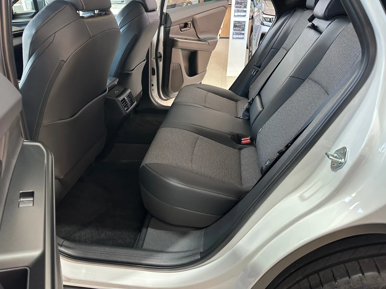 Toyota bZ4X Executive, снимка 8 - Автомобили и джипове - 56642144