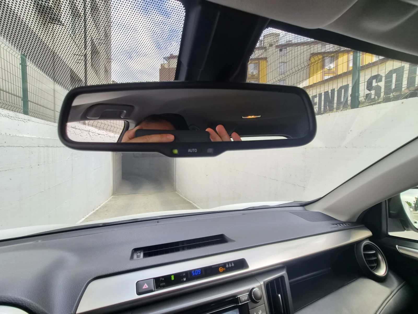Toyota Rav4 2.0 i KEYLESS 4X4 151PS STYLE MAN 6 SPEED 8 ГУМИ , снимка 11 - Автомобили и джипове - 55019666
