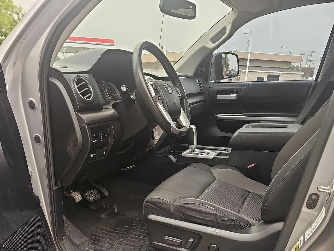 Toyota Tundra * 4WD Crewmax 146" 5.7L SR5* АВТОКРЕДИТ* , снимка 5 - Автомобили и джипове - 55331813