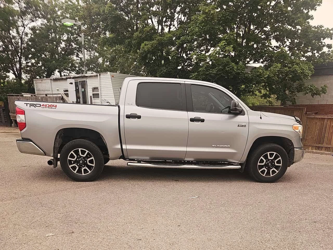 Toyota Tundra * 4WD Crewmax 146" 5.7L SR5* АВТОКРЕДИТ* , снимка 3 - Автомобили и джипове - 55331813