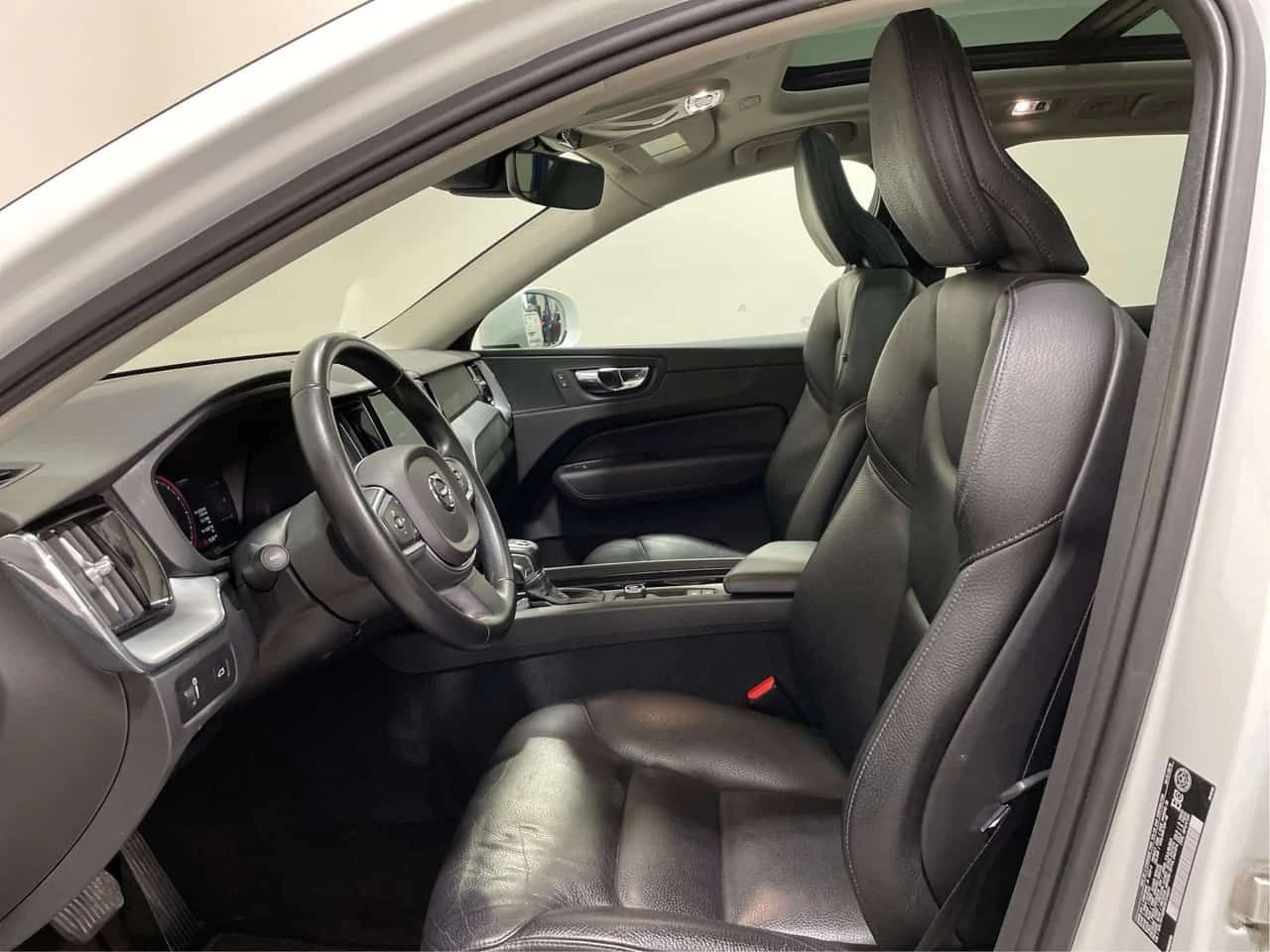 Volvo XC60 * T5 Momentum AWD Cuir Toit Pano GPS Si?ges Chauff, снимка 9 - Автомобили и джипове - 55626964