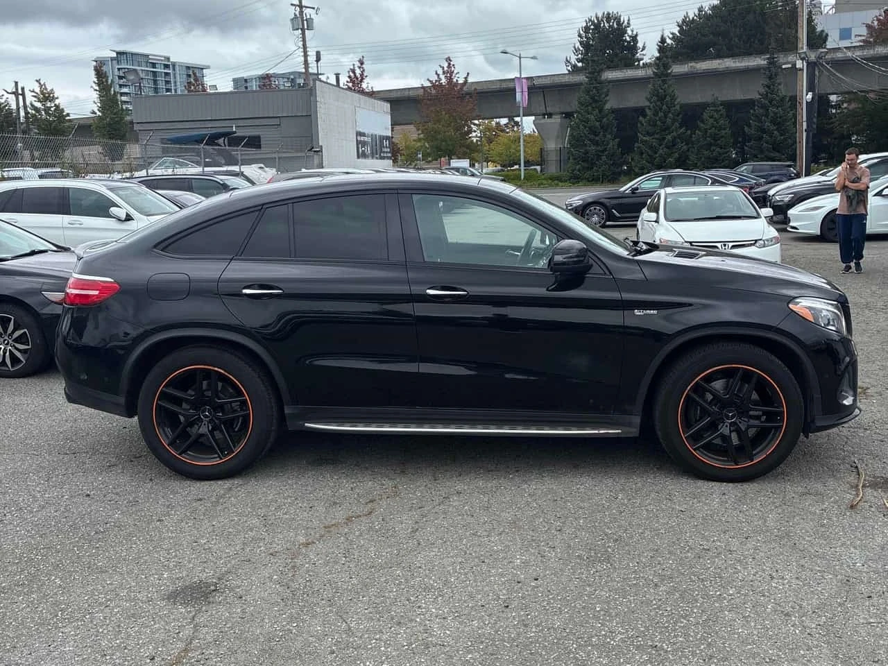 Mercedes-Benz GLE 43 AMG COUPE| HAR/KAR| ПАМЕТ| 360| 2 КЛЮЧА| , снимка 3 - Автомобили и джипове - 56253582
