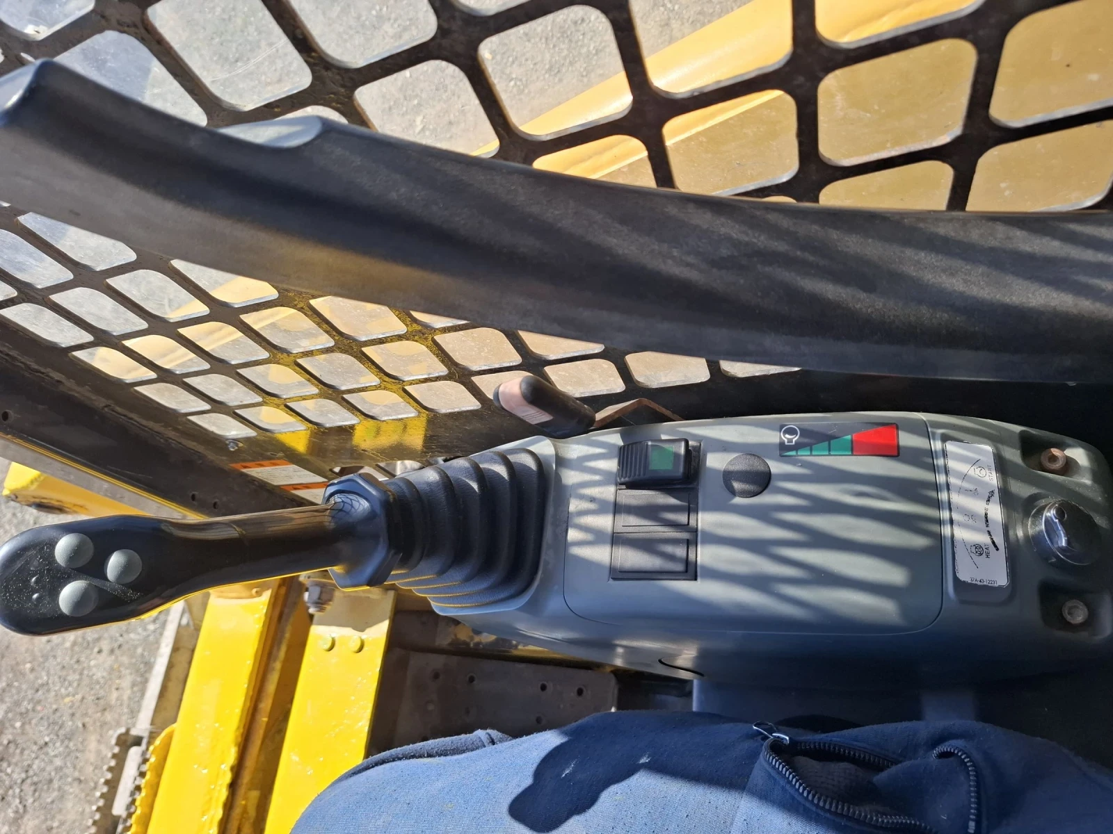 Мини челни товарачи Komatsu Sk714 , снимка 14 - Индустриална техника - 54118017