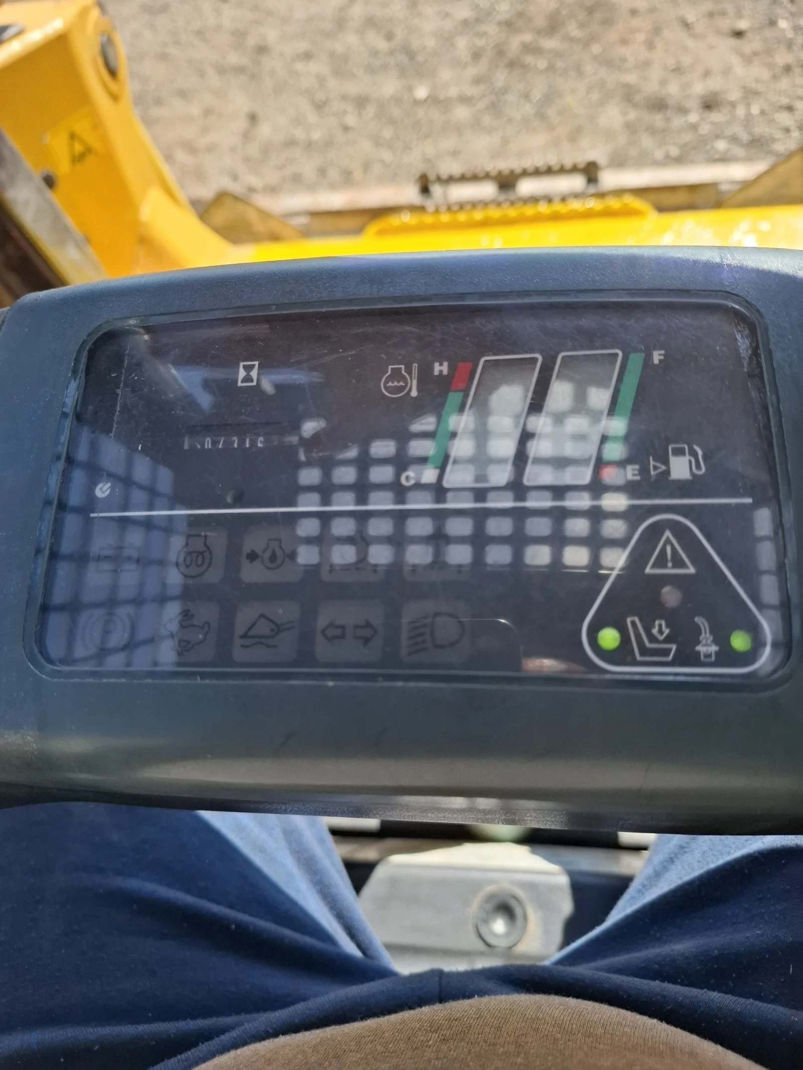 Мини челни товарачи Komatsu Sk714 , снимка 12 - Индустриална техника - 54118017