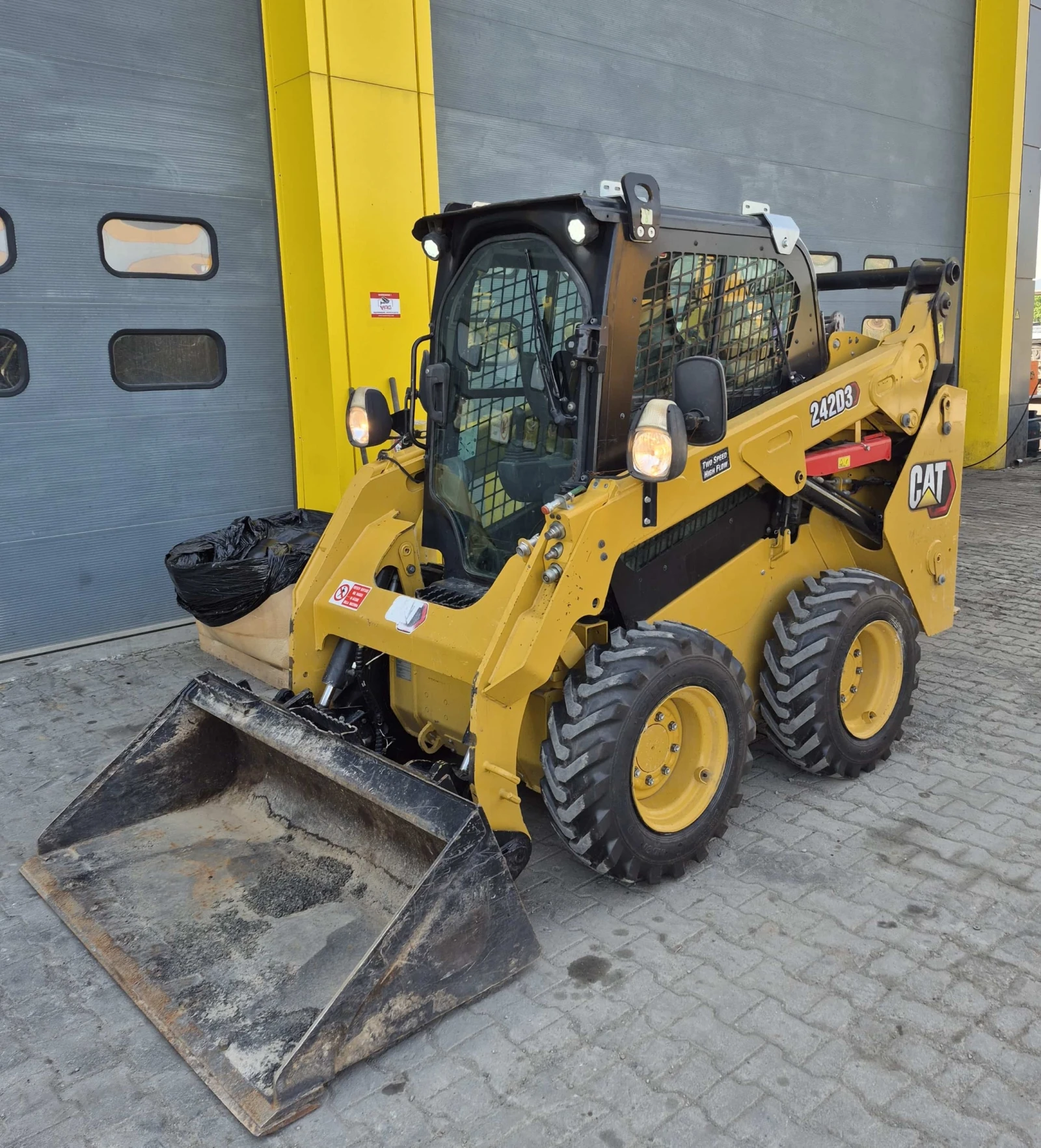 Мини челни товарачи Cat 242D3, снимка 2 - Индустриална техника - 54540547