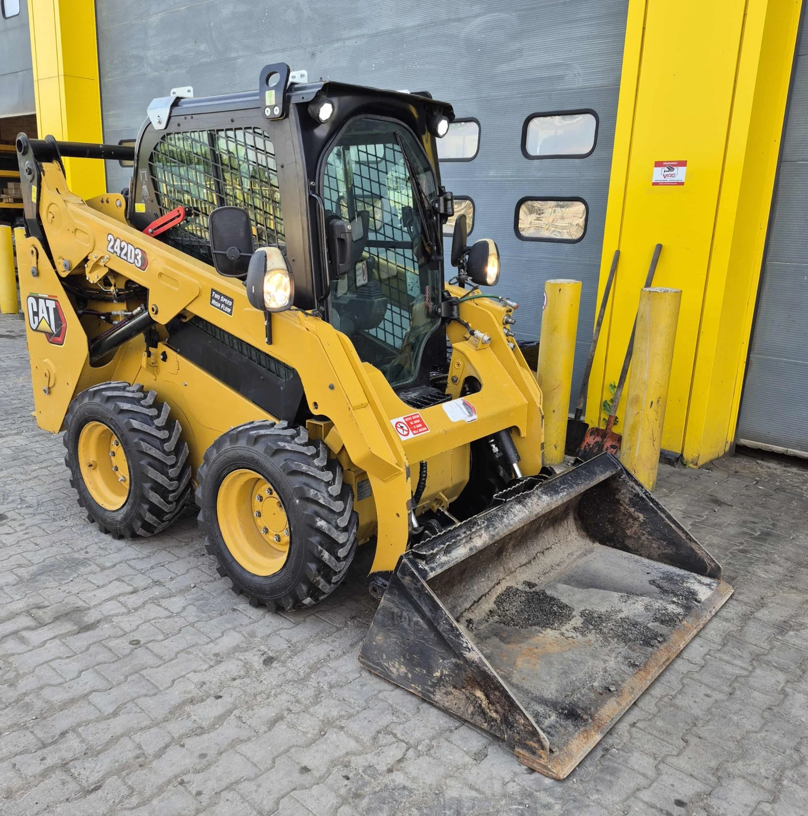 Мини челни товарачи Cat 242D3