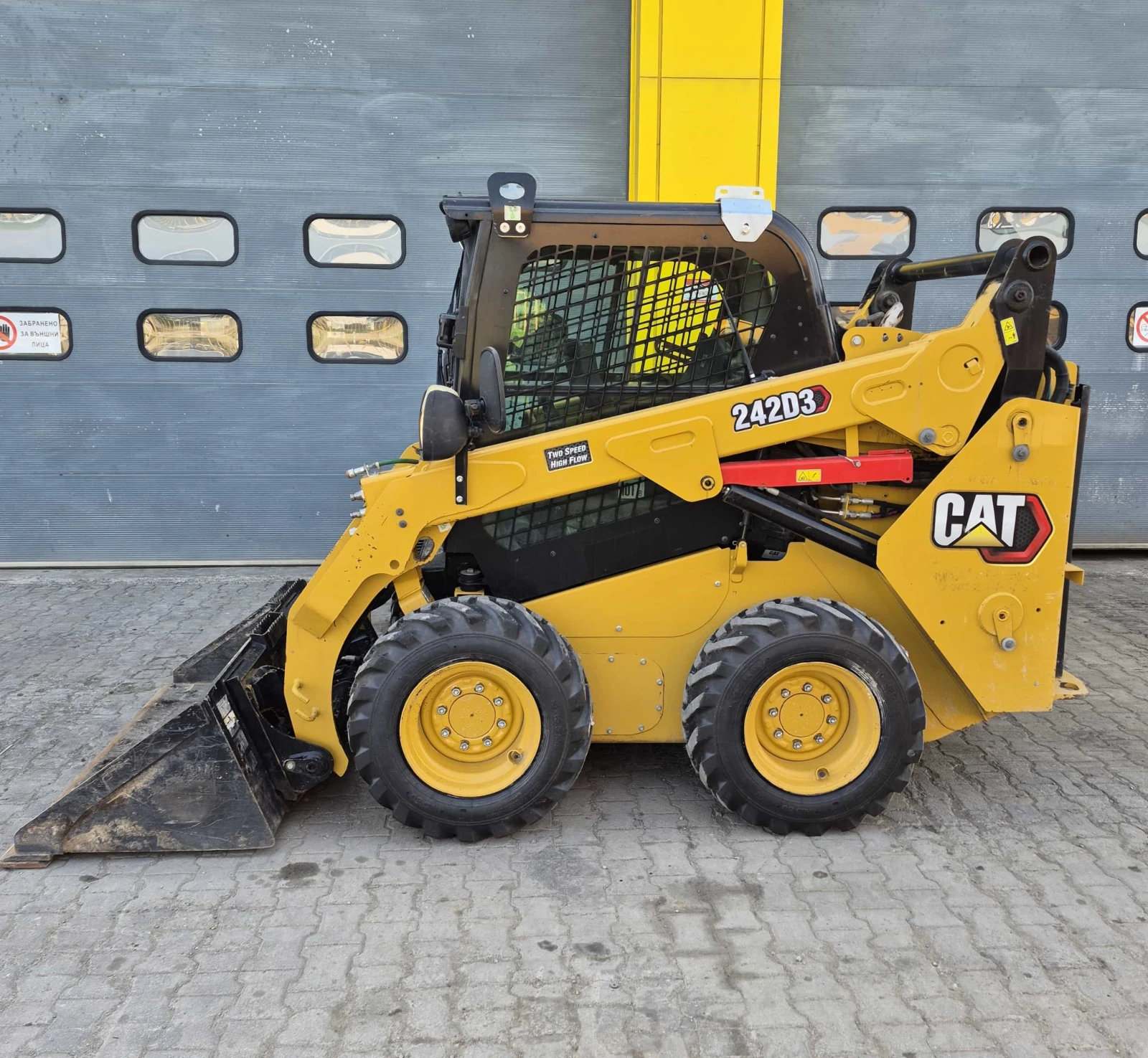 Мини челни товарачи Cat 242D3, снимка 5 - Индустриална техника - 54540547