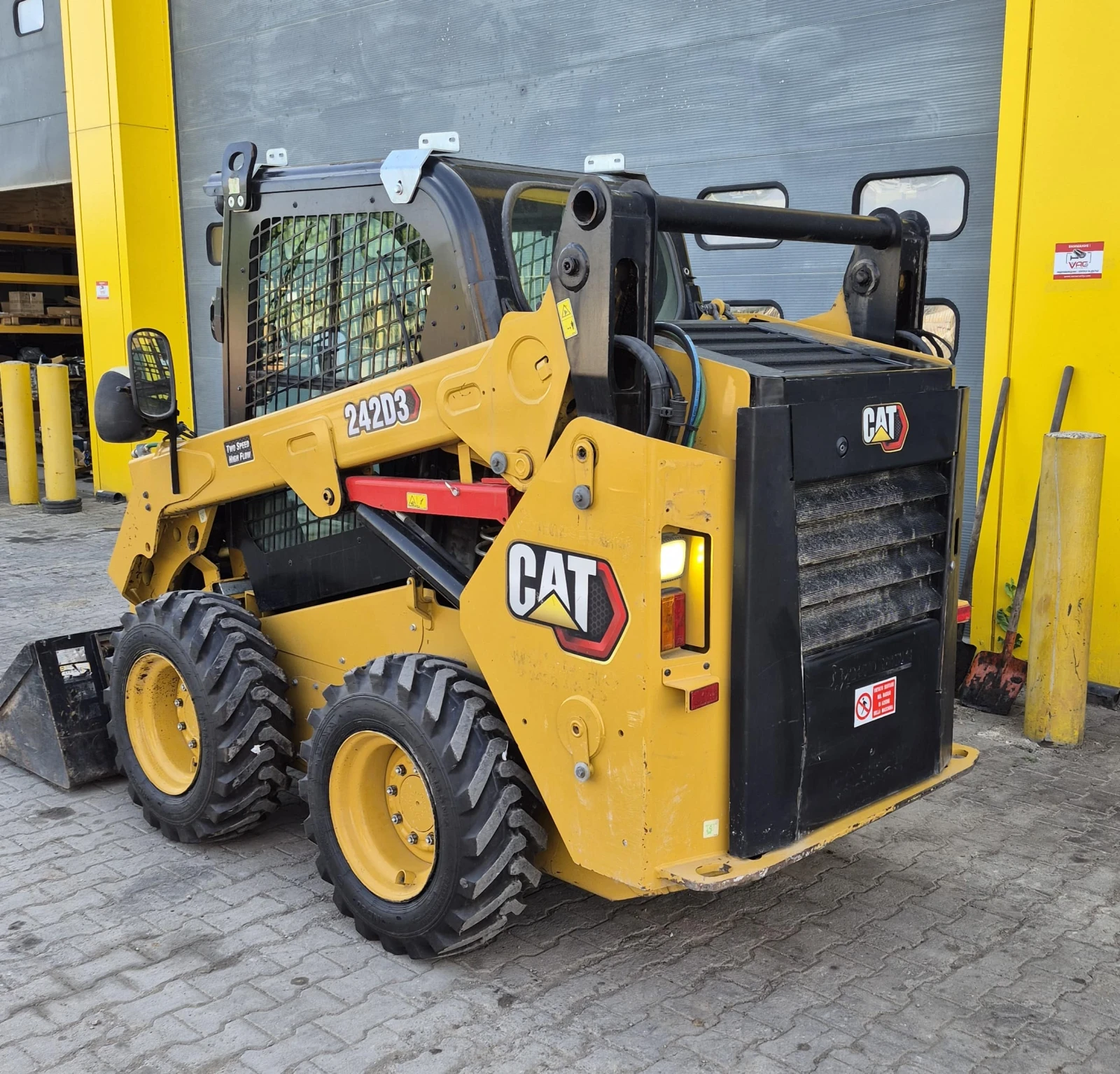 Мини челни товарачи Cat 242D3, снимка 3 - Индустриална техника - 54540547