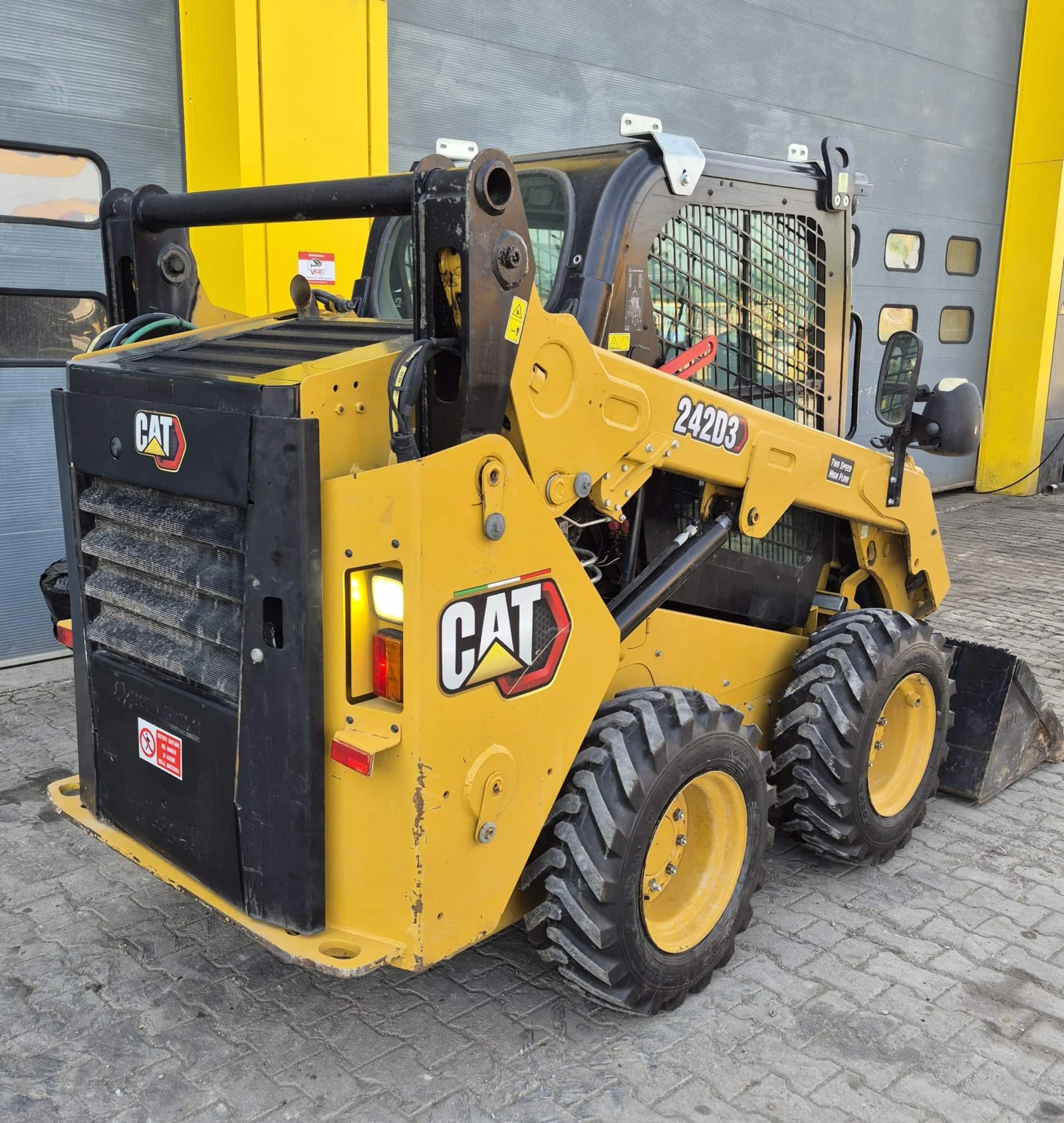 Мини челни товарачи Cat 242D3, снимка 4 - Индустриална техника - 54540547