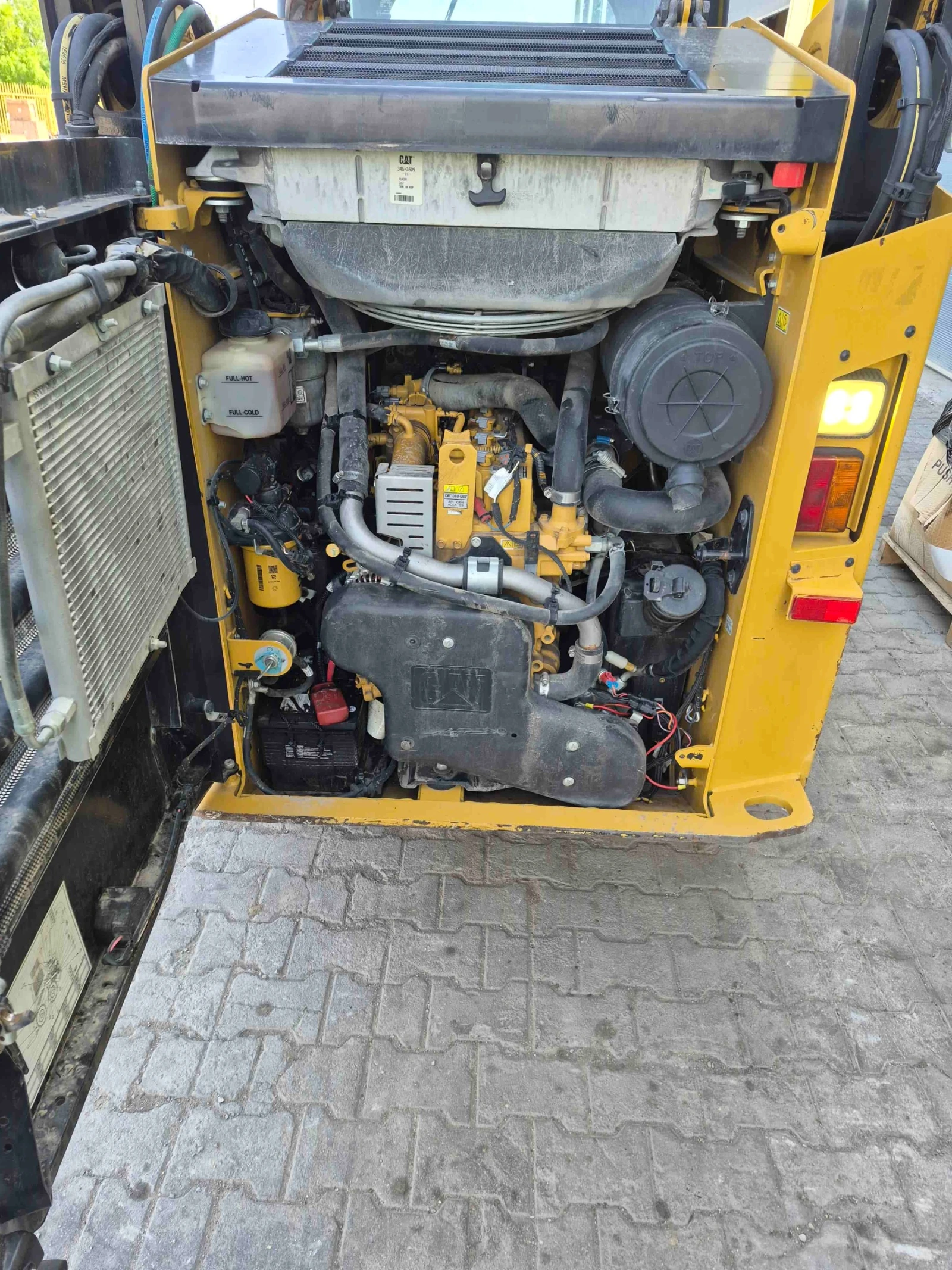 Мини челни товарачи Cat 242D3, снимка 10 - Индустриална техника - 54540547