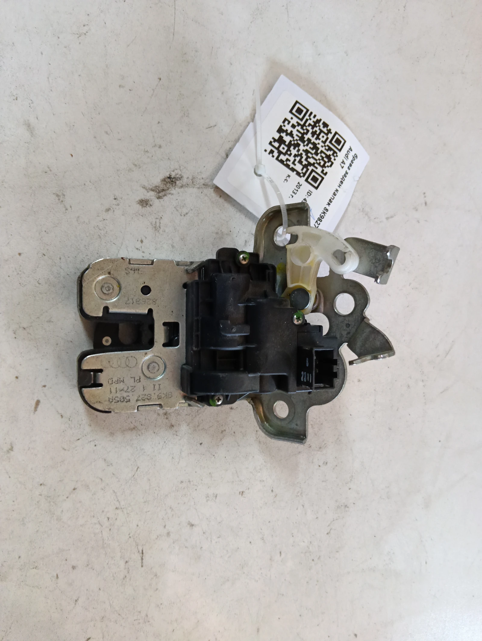 брава заден капак 8K9827505A Audi A7