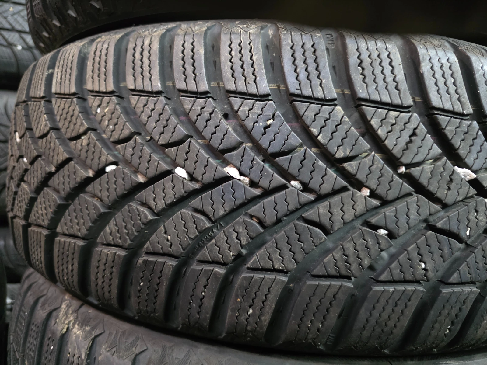 Гуми Зимни 185/60R15, снимка 3 - Гуми и джанти - 54000408